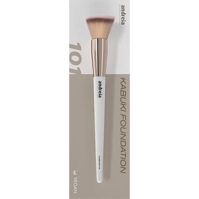 Pincel kabuki para base com cabo branco e cerdas castanhas em embalagem cinza claro