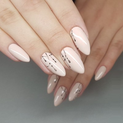 Unhas nude com design preto e fundo cinzento