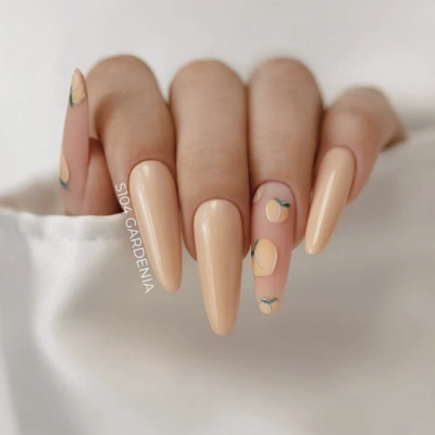Unhas compridas nude com desenhos de pêssegos decorativos