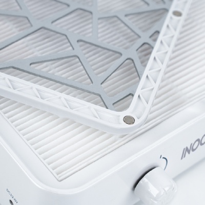 Filtro branco com grelha cinza e botão de controlo branco