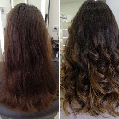 Antes e depois de cabelo castanho comprido, liso e depois ondulado com luzes loiras.