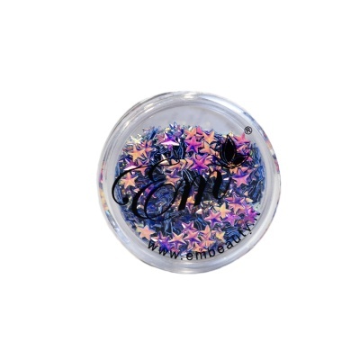 Recipiente redondo transparente contendo pequenas estrelas decorativas cor rosa e azul com texto preto no topo.