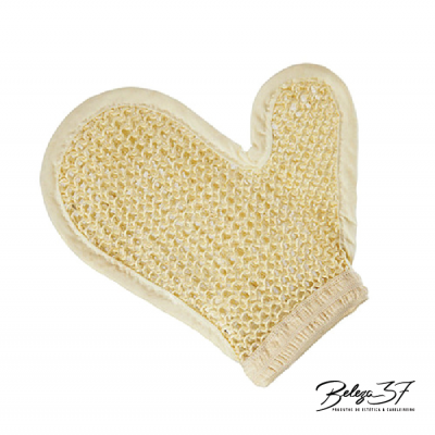 Luva esfoliante de banho bege e creme em fundo branco com texto Beleza 37