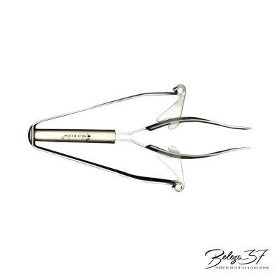 Pinça de sobrancelhas metálica prateada com cabo tubular e texto 'HOTIRCD'