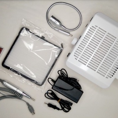 Aspirador portátil branco para unha com acessórios incluindo luz flexível, filtro, brocas vermelhas e caneta elétrica cinza.