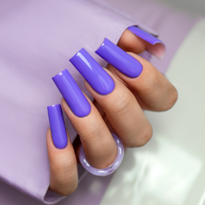 Unhas longas roxas brilhantes com anel transparente e manga lilás