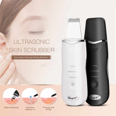 Dois aparelhos ultrasonic skin scrubber branco e preto com texto promocional e rosto feminino ao fundo