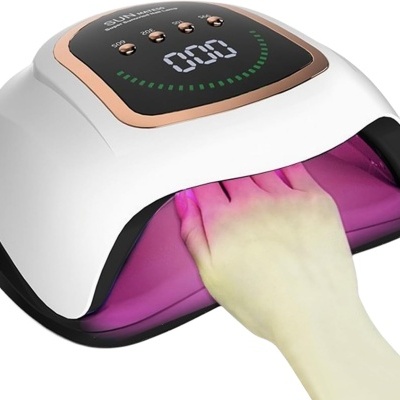 Lâmpada UV/LED branca para curing unhas com painel digital e mão dentro a ser curada