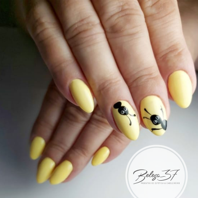 Unhas amarelas com decoração de abelhas pretas e logo Beleza 37