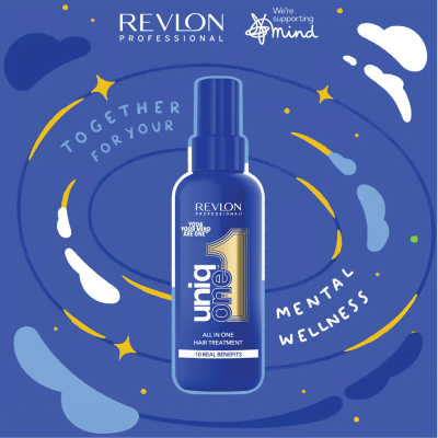 Frasco azul Revlon uniq one spray para cabelo num fundo azul com gráficos e texto promocional.