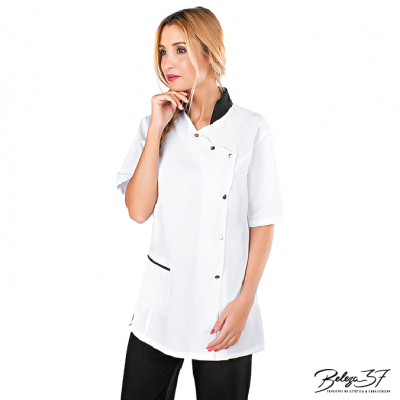 Blusa branca com detalhes pretos e botões laterais usada por mulher