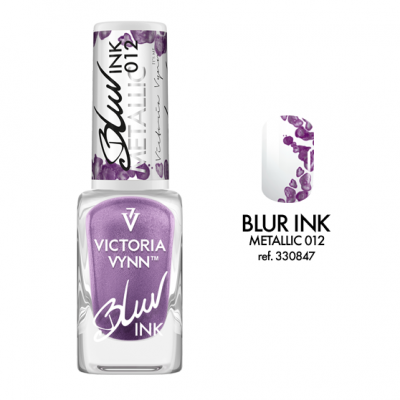 Esmalte de unhas metálico roxo Victoria Vynn Blur Ink 012 e amostra de unha decorada