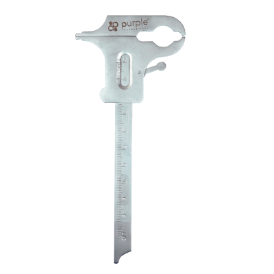 Calibre metálico prateado graduado com marcações em centímetros e milímetros