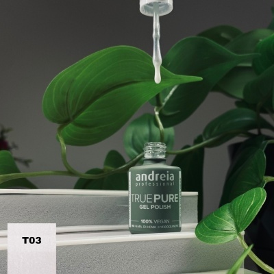 Frasco de verniz gel Andreia TruePure com líquido a cair, folhas verdes ao fundo