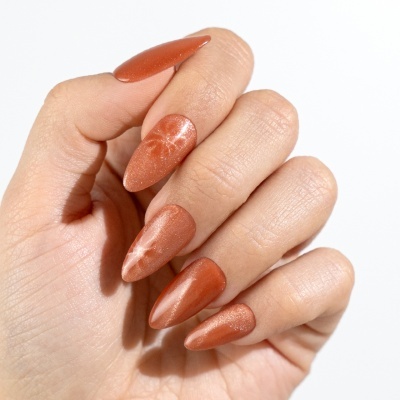 Unha decorada com verniz laranja metálico e padrão estrela