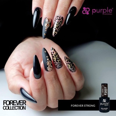 Unhas decoradas com preto, padrão animal print e cristais ao lado de frasco de verniz