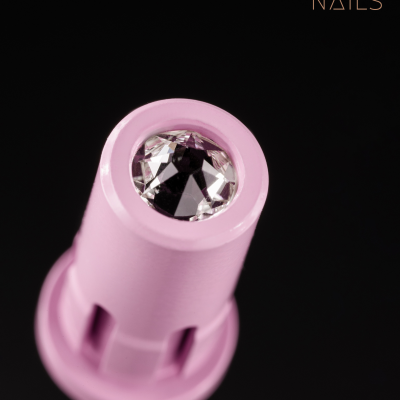 Produto para unhas roxo com pedra brilhante e fundo preto, logo SAUTE NAILS em dourado