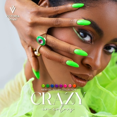 Mulher com unhas verdes em gel, anéis dourados, sombra verde e roupa verde claro, com texto promocional da marca Victoria Vynn