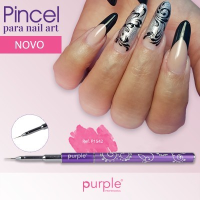 Pincel para nail art roxo com unha decorada preta e branca