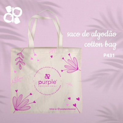 Saco de algodão creme com desenhos rosa e texto promocional em fundo lilás