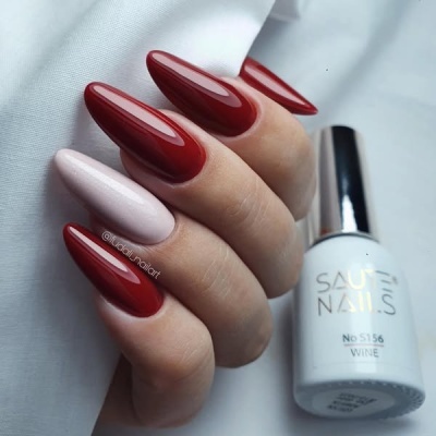 Unhas postiças com verniz vinho e rosa claro e frasco de verniz SAUTE NAILS.