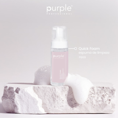 Frasco de espuma de limpeza Quick Foam da Purple Professional sobre bloco branco com espuma
