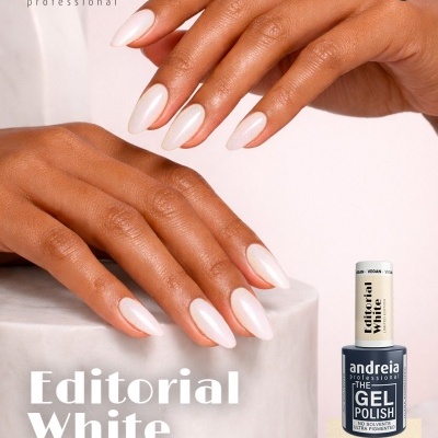 Mãos com unhas brancas peroladas e verniz gel andreia editorial white vegano