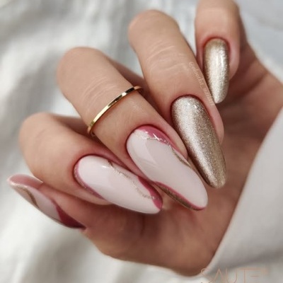 Mão feminina com unhas decoradas rosa claro, bordô, dourado e metálico brilhante