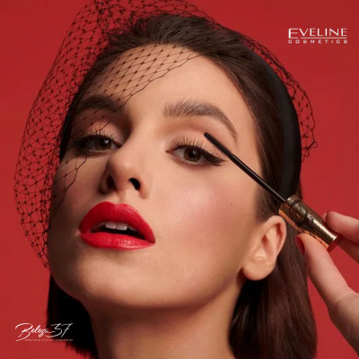Máscara de pestanas Eveline Cosmetics sendo aplicada em mulher com cenário vermelho