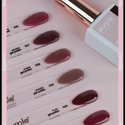 Vernizes gel em tons rosa e castanho com etiquetas e amostras em paletas transparentes