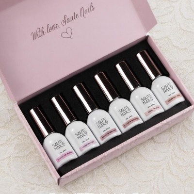 Conjunto de seis vernizes para unhas em caixa rosa com texto