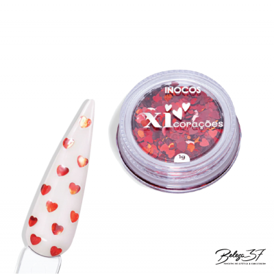 Frasco de partículas decorativas vermelhas em forma de coração para unhas com amostra aplicada