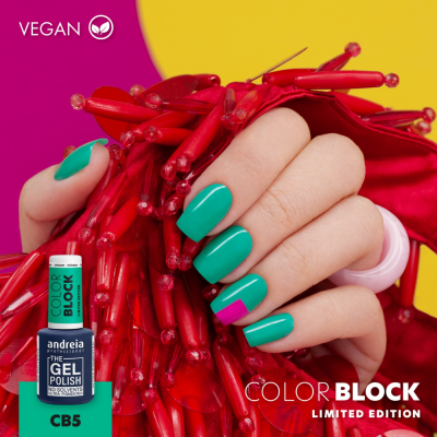 Esmalte de unhas Andreia The Gel Polish CB5 azul turquesa com unhas verdes e rosa segurando objeto vermelho