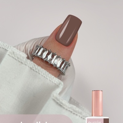 Verniz gel castanho em unha com anel prateado com pedras retangulares