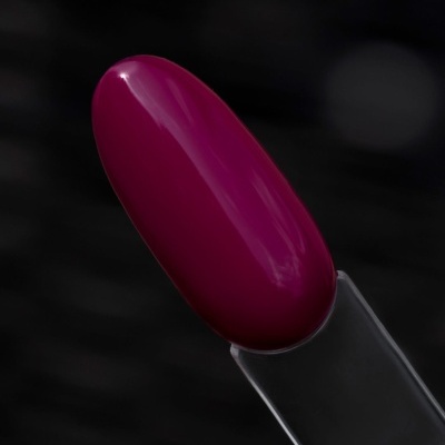 Amostra de batom roxo vibrante com acabamento brilhante