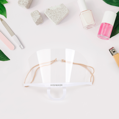 Máscara facial transparente HIGIMASK com itens de manicure em torno