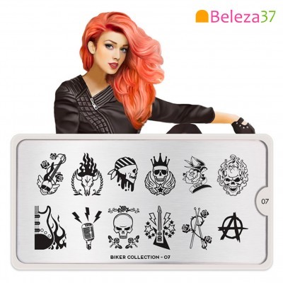 Placa metálica com desenhos de tatuagens biker e mulher com cabelo cor-de-rosa ao fundo