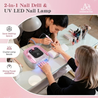 Dispositivo rosa 2-em-1 para unhas com broca e lâmpada UV LED numa mesa com esmaltes e pincéis