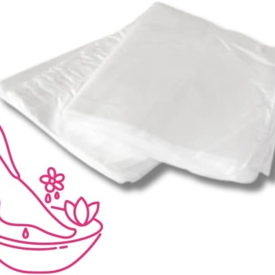 Duas bolsas plásticas transparentes e desenho rosa de pés numa bacia
