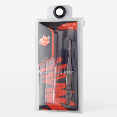 Pacote transparente com pinça metálica e produto Lash Brow Volume em embalagem preta e vermelha