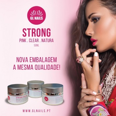 Produtos para unhas GL NAILS com embalagem nova e mulher com unhas brancas