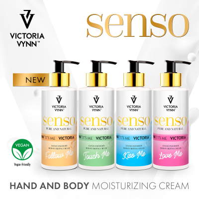 Quatro frascos brancos de creme hidratante Victoria Vynn Senso com tampas pretas e detalhes dourados, cada um com texto diferente e selo vegan.