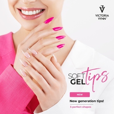 Mãos femininas com unhas artificiais em gel cor-de-rosa e natural, texto promocional Victoria Vynn