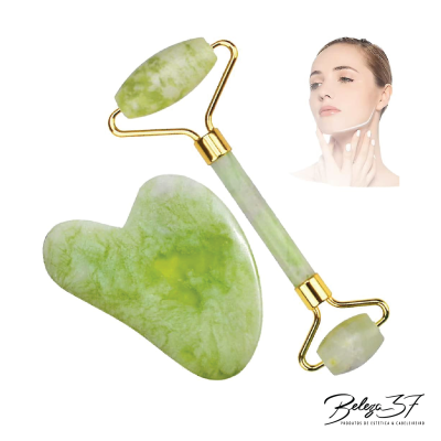 Rolo facial e pedra Gua Sha de jade verde com texto Beleza 3F e rosto feminino