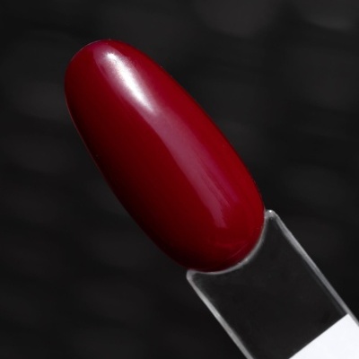 Amostra de batom vermelho brilhante numa espátula transparente.