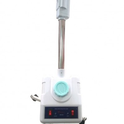 Máquina vaporizadora de roupa branca com tripé e botão azul claro