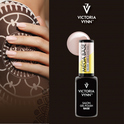 Mãos com unhas nude segurando objeto com padrão e embalagem de esmalte Victoria Vynn base gel