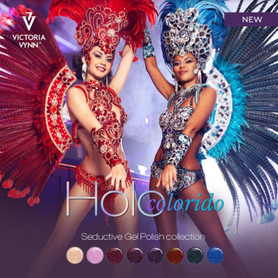 Duas mulheres em trajes vermelhos e azuis com penas e pedrarias mostrando verniz holográfico Victoria Vynn