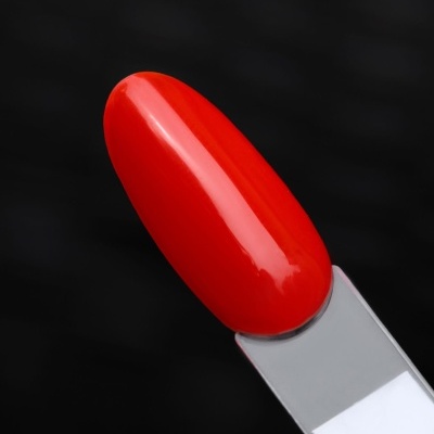 Amostra de verniz de unhas vermelho brilhante numa base de plástico