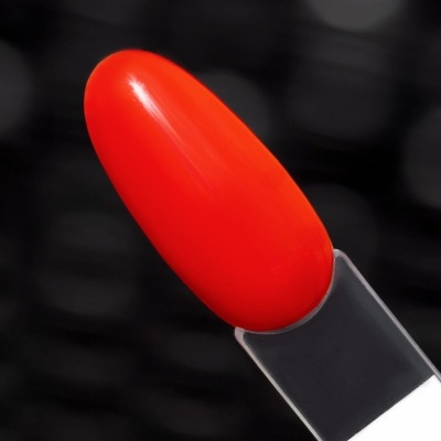 Batom vermelho em tubo cinzento com fundo desfocado escuro